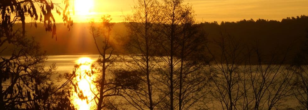 Zachód słońca nad jeziorem w Brodnickim Parku Krajobrazowym